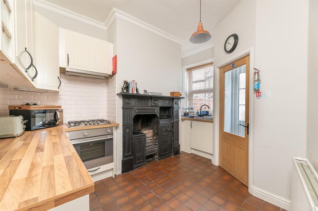 Property photo 3 of 27 Kitchen