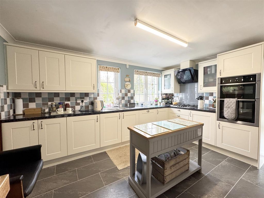 Property photo 3 of 32 Kitchen