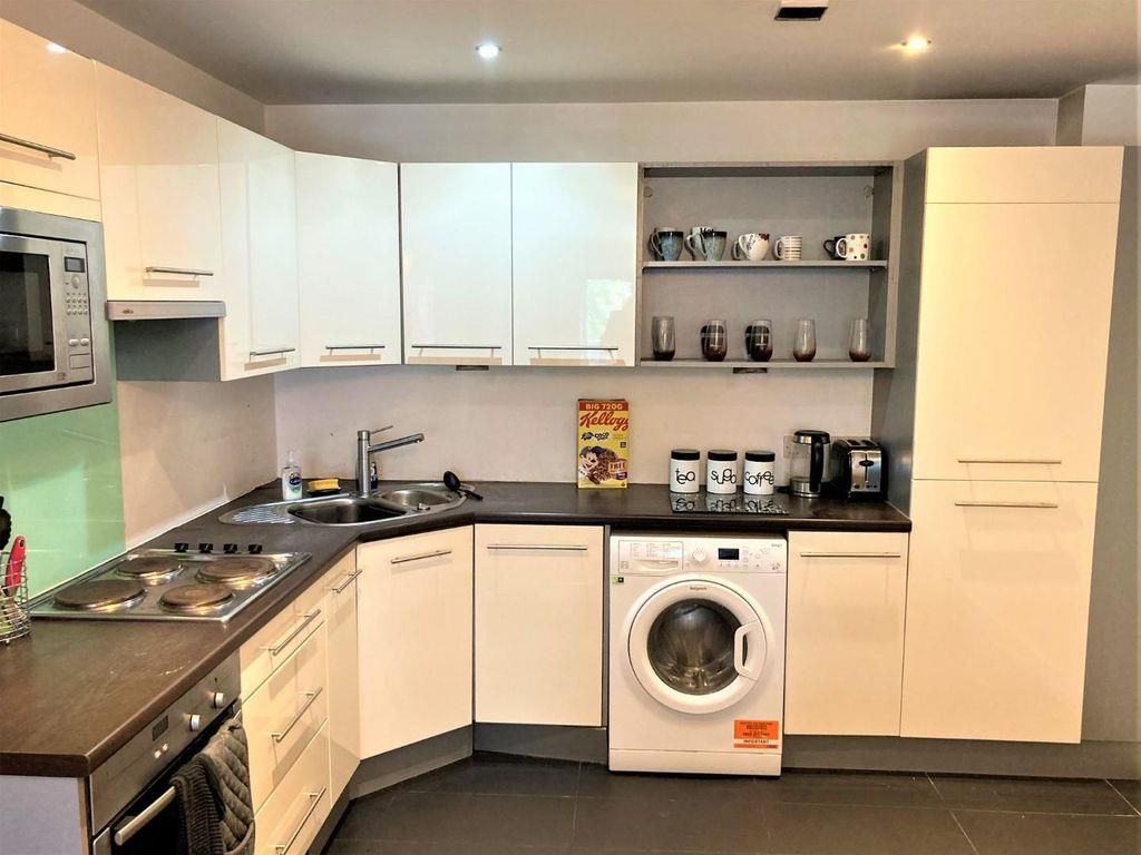 Property photo 3 of 10 Kitchen