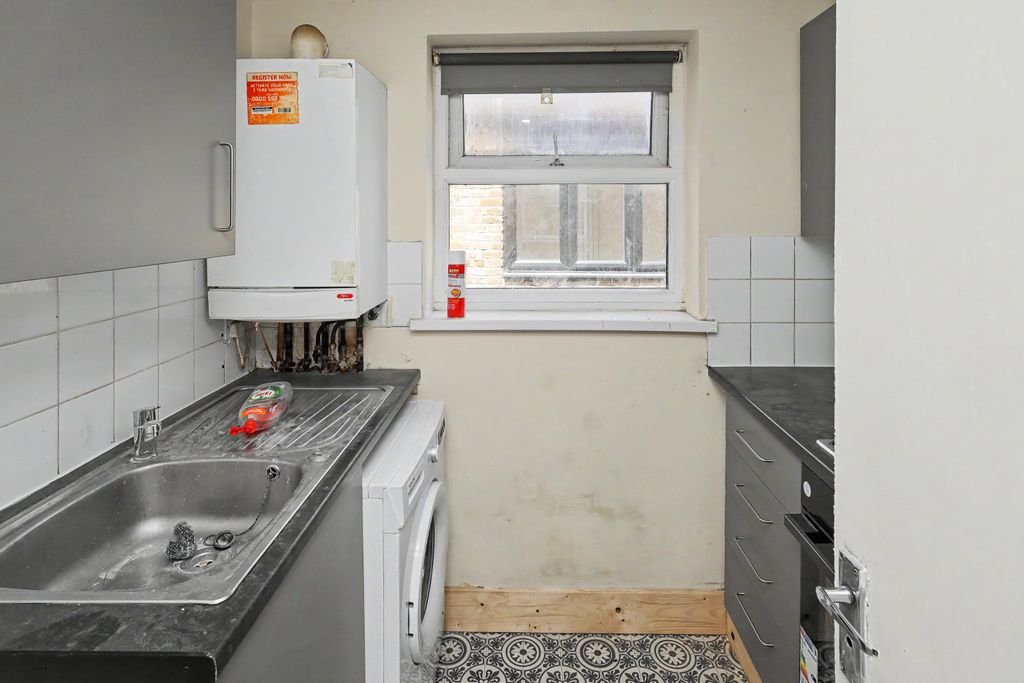 Property photo 2 of 19 37 Woodhouse Road, Leytonstone, London E11 3Nu