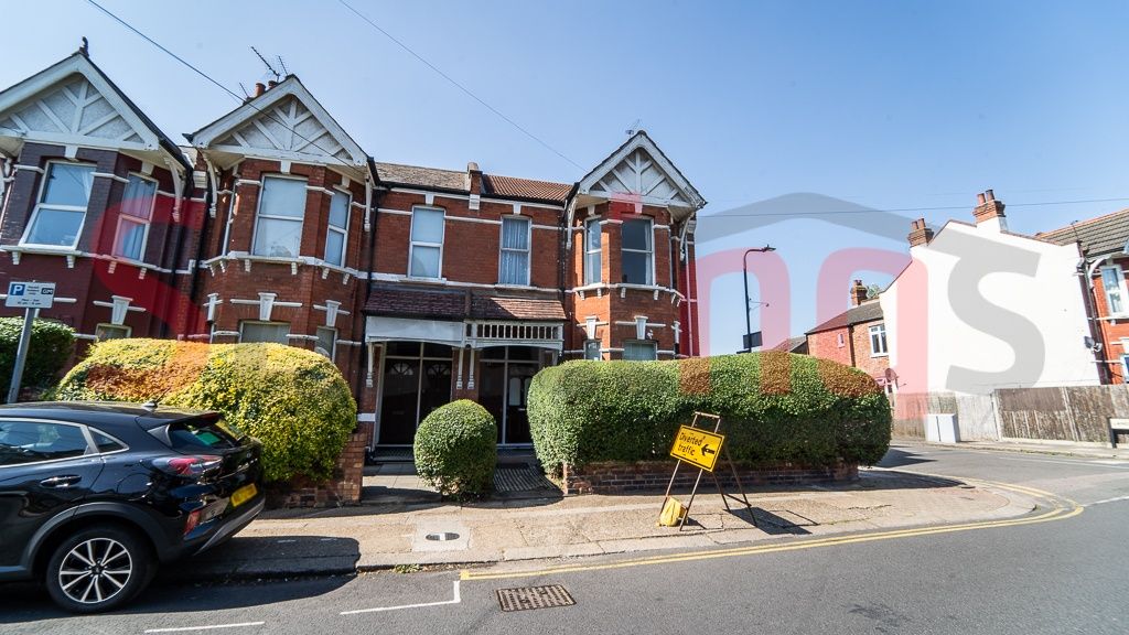 Property photo 1 of 11 Two-Bedroom Maisonette In Cricklewood
