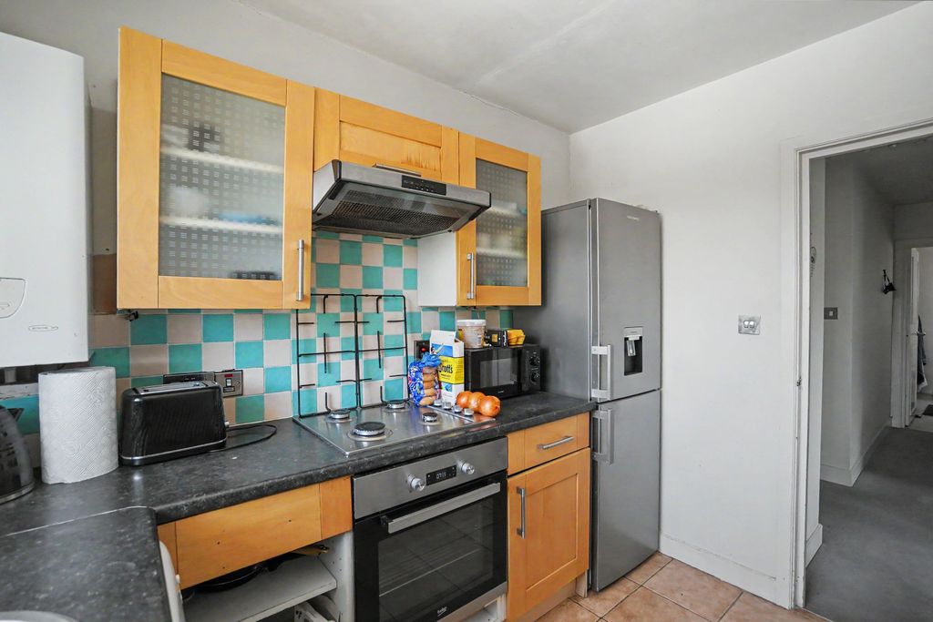 Property photo 3 of 13 Flat 1, 21 Streatham Common North, Streatham, Sw16 3Hj