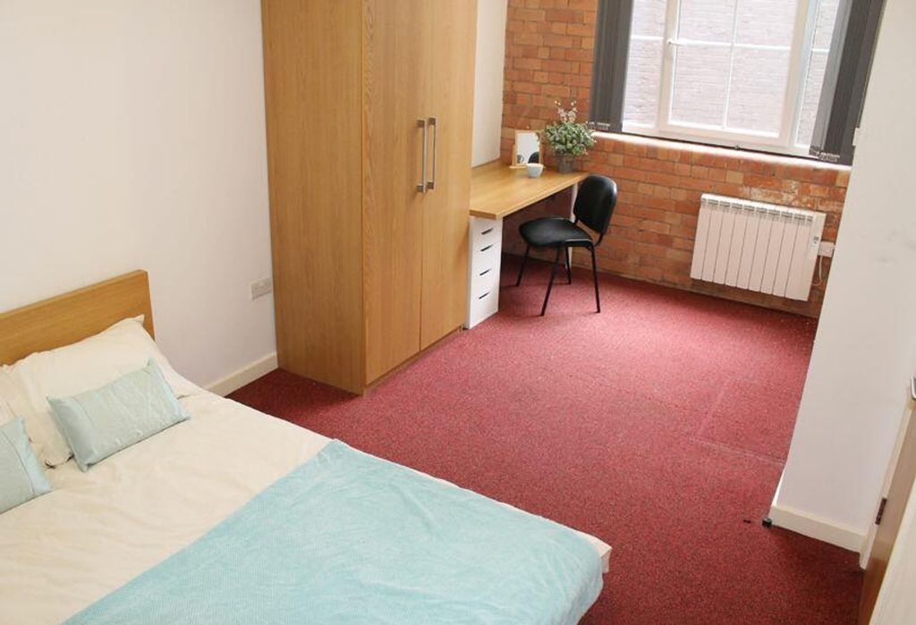 Property photo 2 of 4 A Cozy Double Bedroom Featuring A Comfortable Bed,...