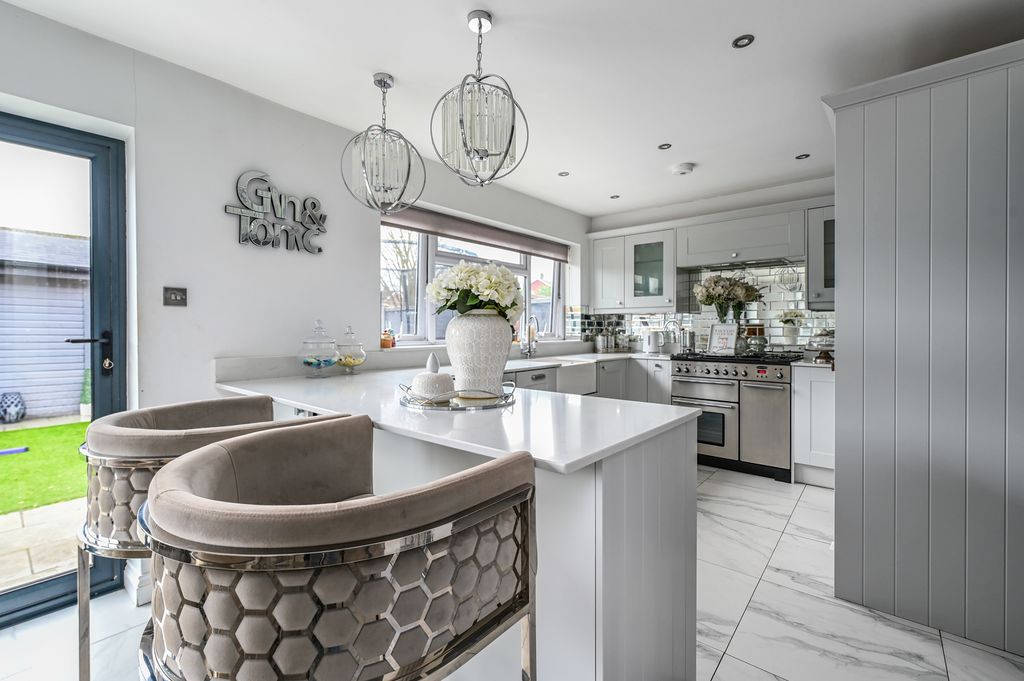 Property photo 3 of 9 7 Hamble Av (8)