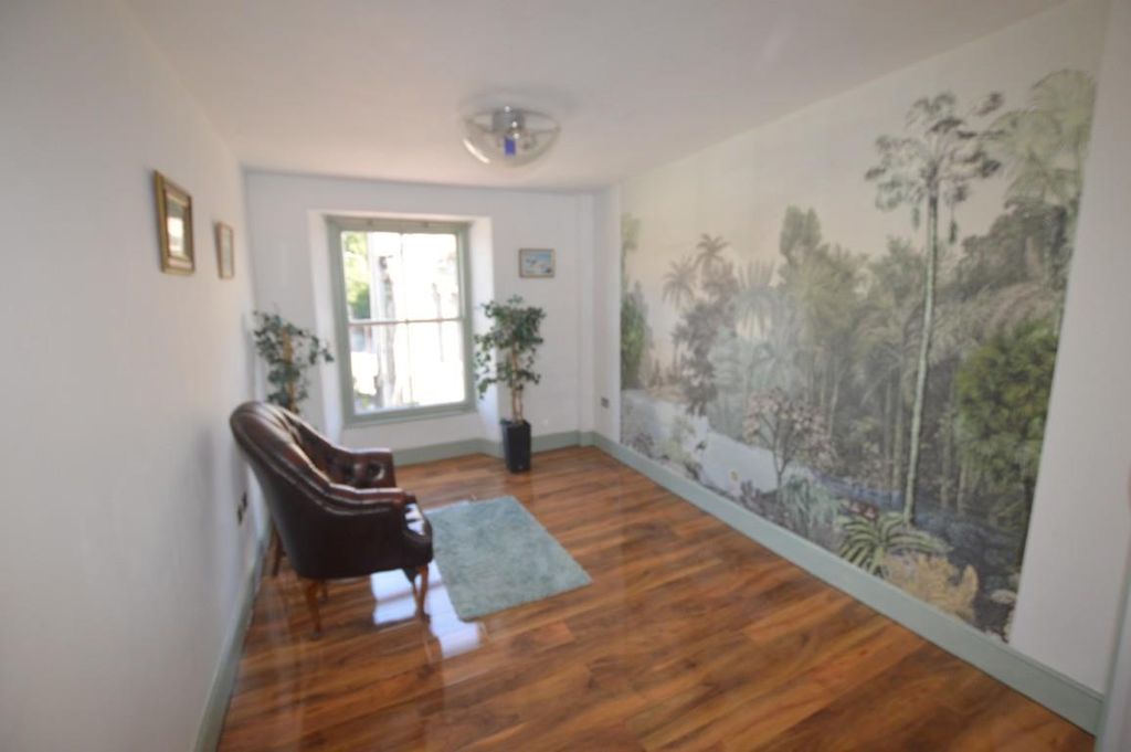 Property photo 2 of 6 Dsc_0001 (Medium).Jpg