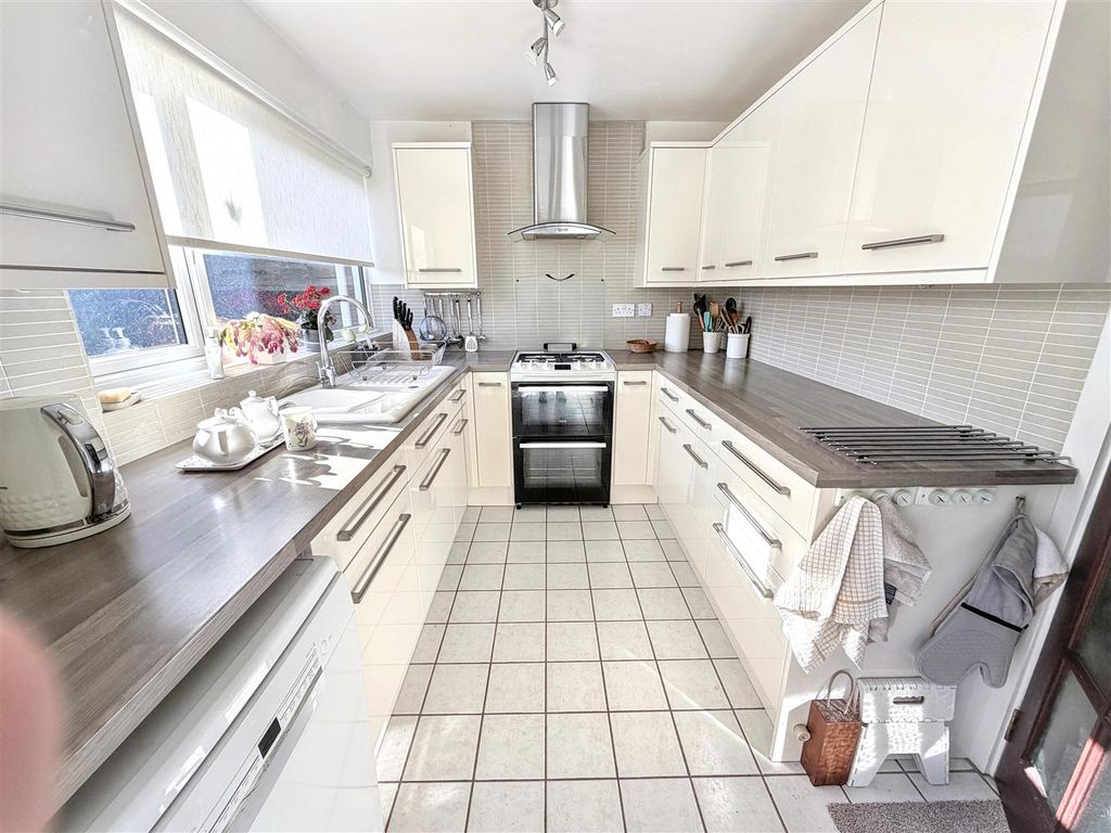 Property photo 3 of 22 Kitchen