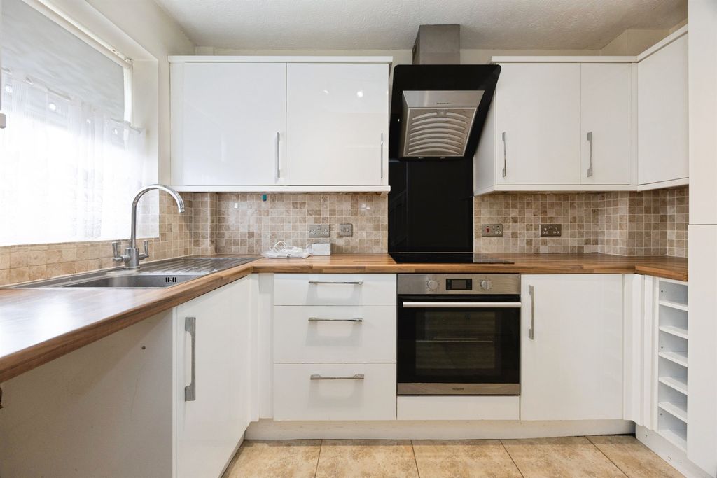 Property photo 2 of 20