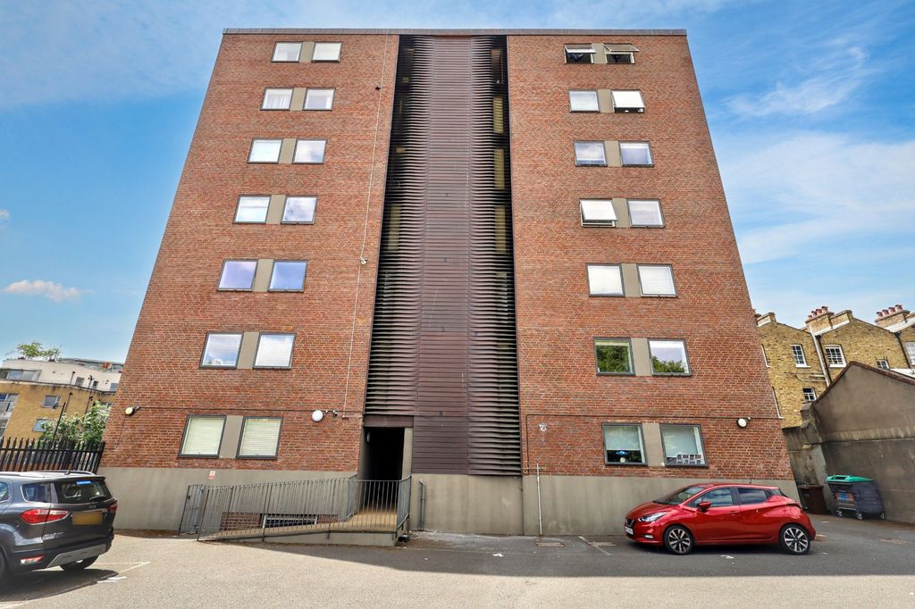 Property photo 2 of 18 Flat 6, Charles Allen House, 22 Amwell Street, Clerkenwell, London Ec1R 1Xu