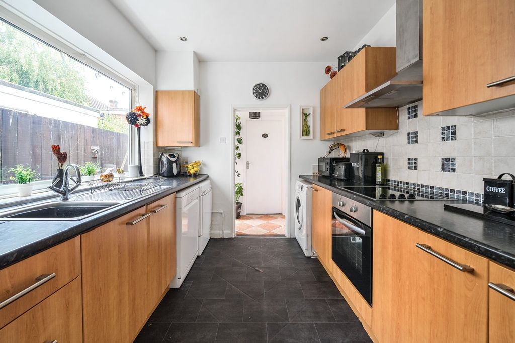Property photo 3 of 10 Kitchen