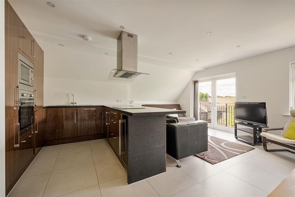 Property photo 2 of 22 Hermon Hill, E11