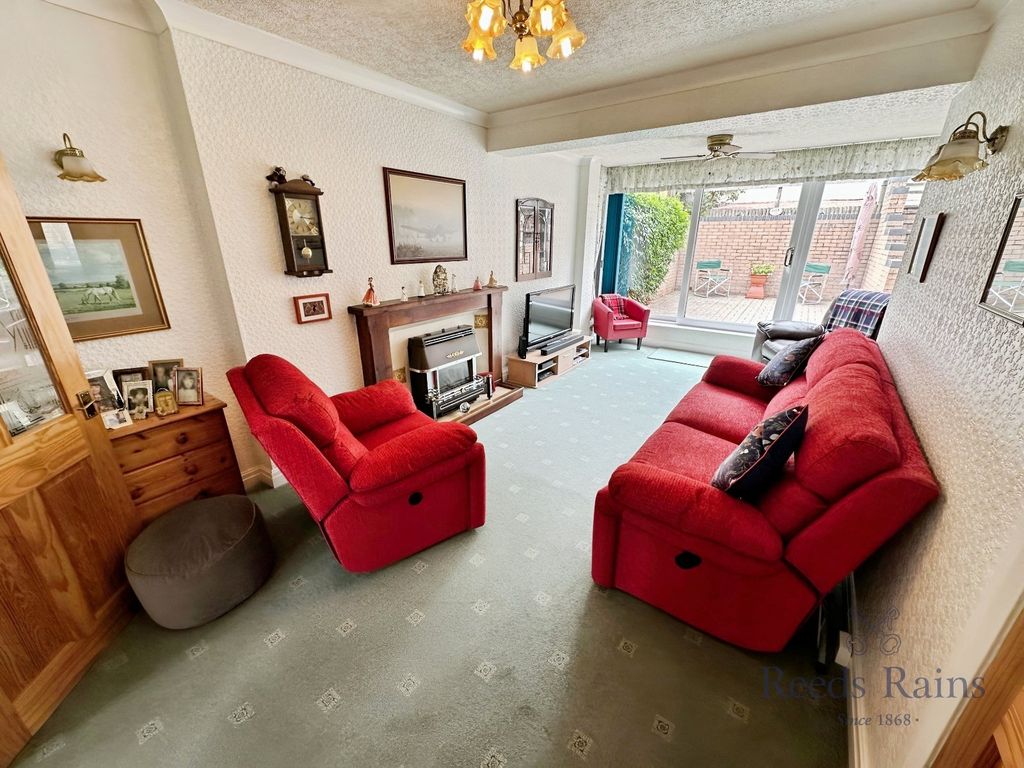 Property photo 2 of 18 Lounge