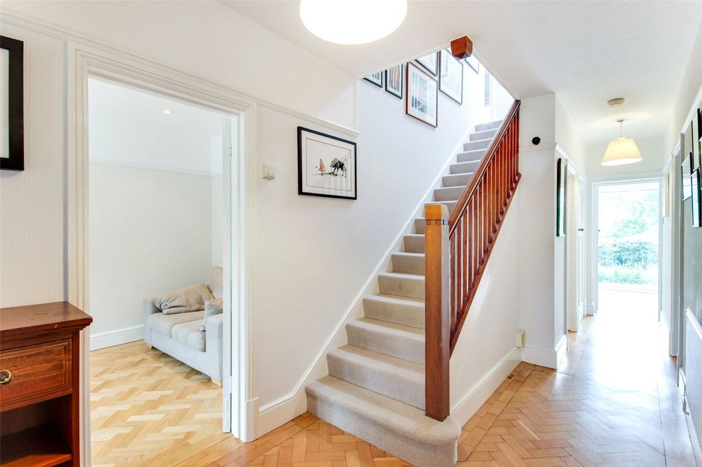 Property photo 3 of 25 Entrance Hall