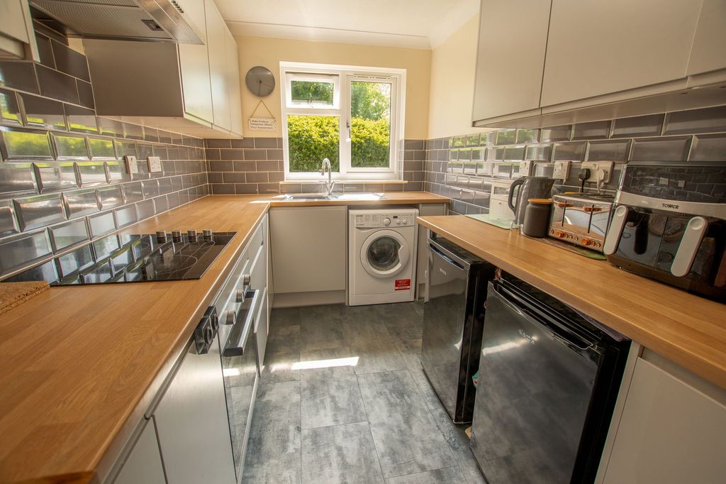 Property photo 3 of 9 Kitchen