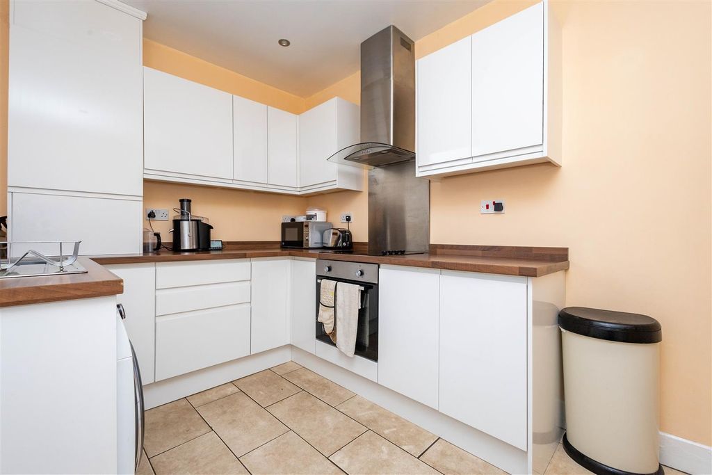 Property photo 3 of 16 Kitchen