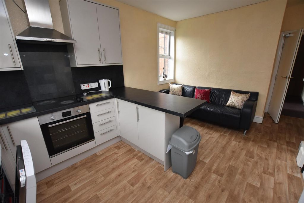 Property photo 1 of 11 Approach