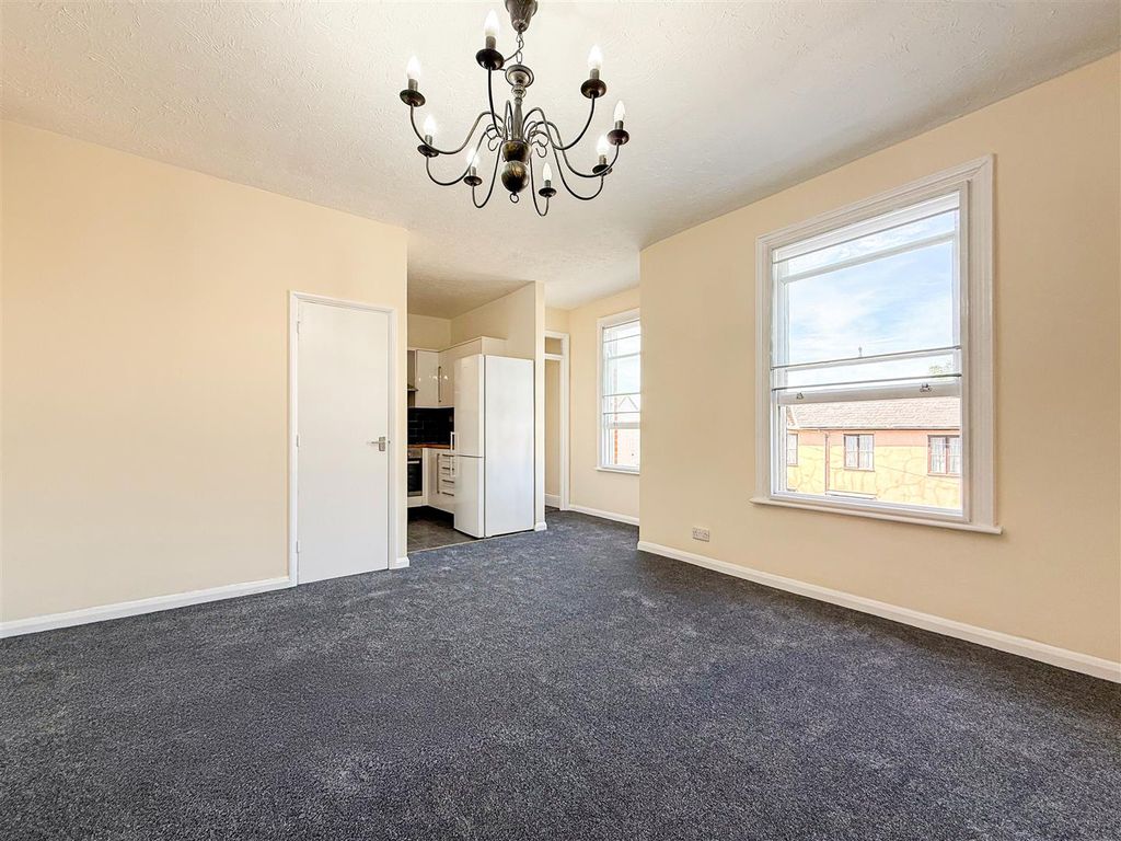 Property photo 3 of 8 Lounge