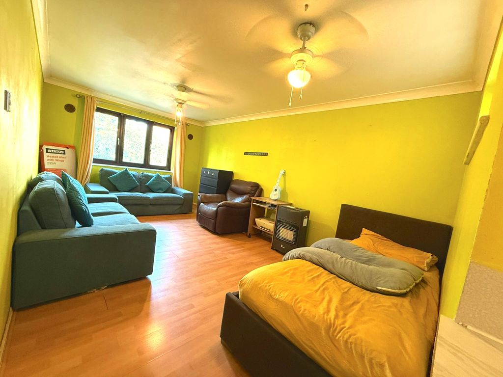 Property photo 1 of 23 1 Bed Flat For Sale Porter Close, West Thurock Rm20