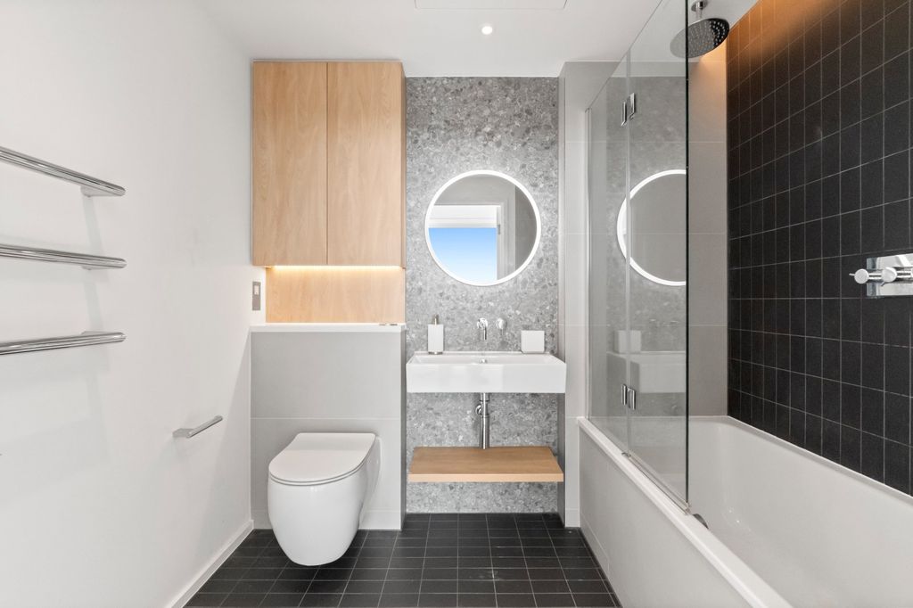 Property photo 1 of 10 Bathroom