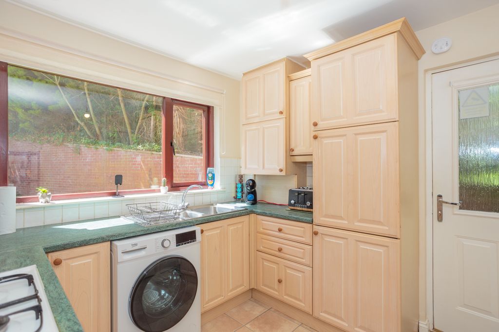 Property photo 3 of 31 Kitchen