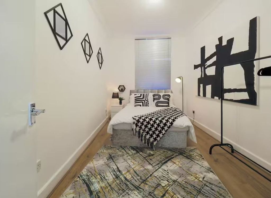 Property photo 2 of 6 Bedroom