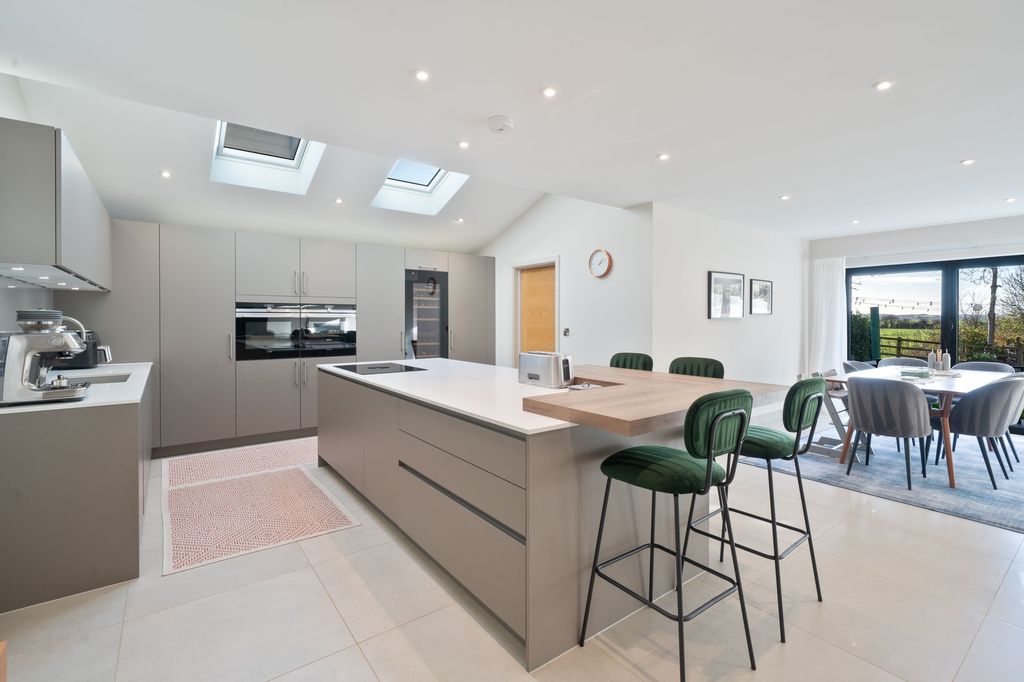 Property photo 2 of 28