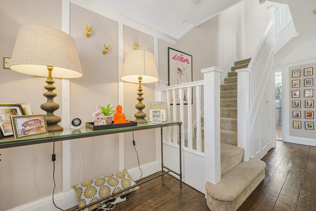 Property photo 2 of 21 Hallway