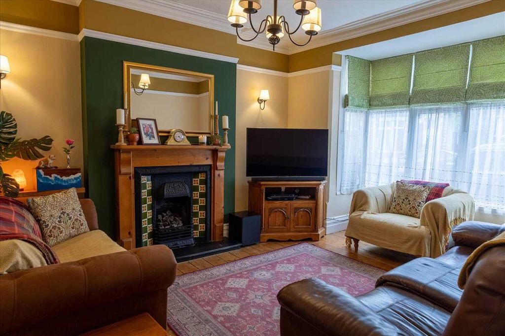 Property photo 2 of 18 Lounge