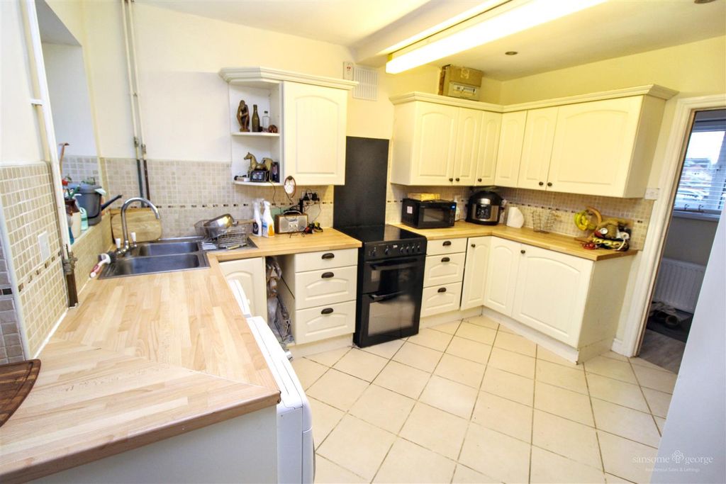 Property photo 3 of 13 Kitchen