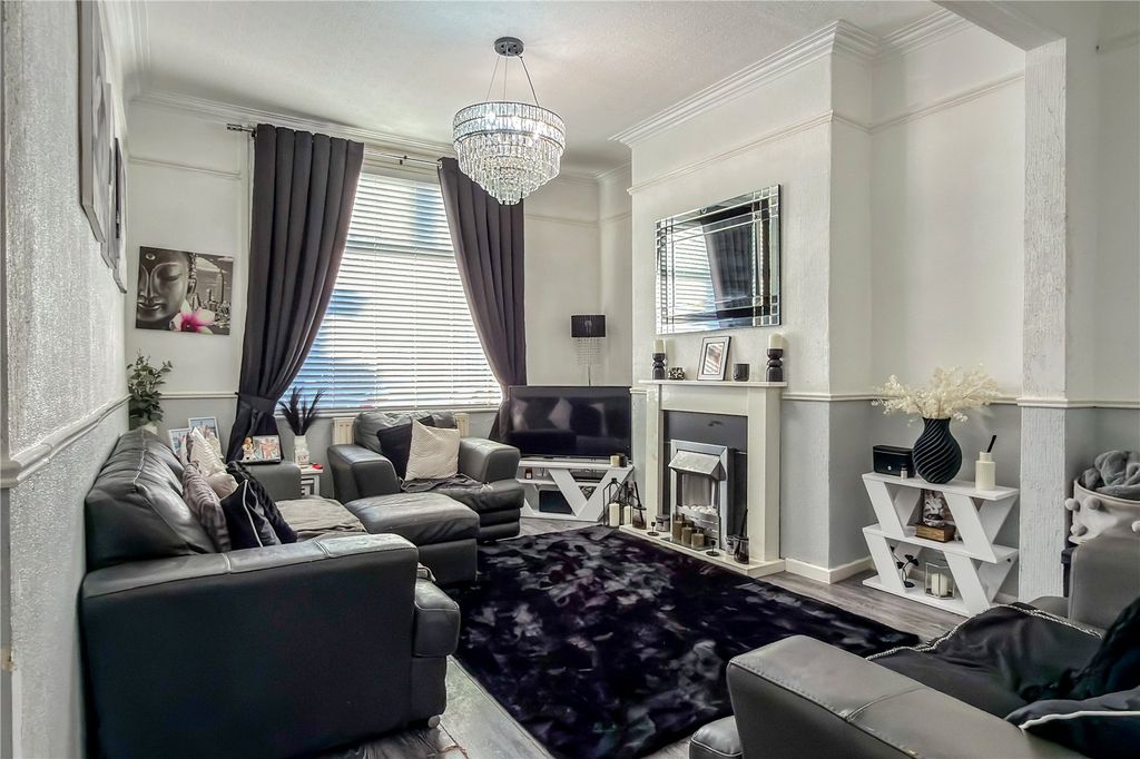 Property photo 3 of 15 Lounge