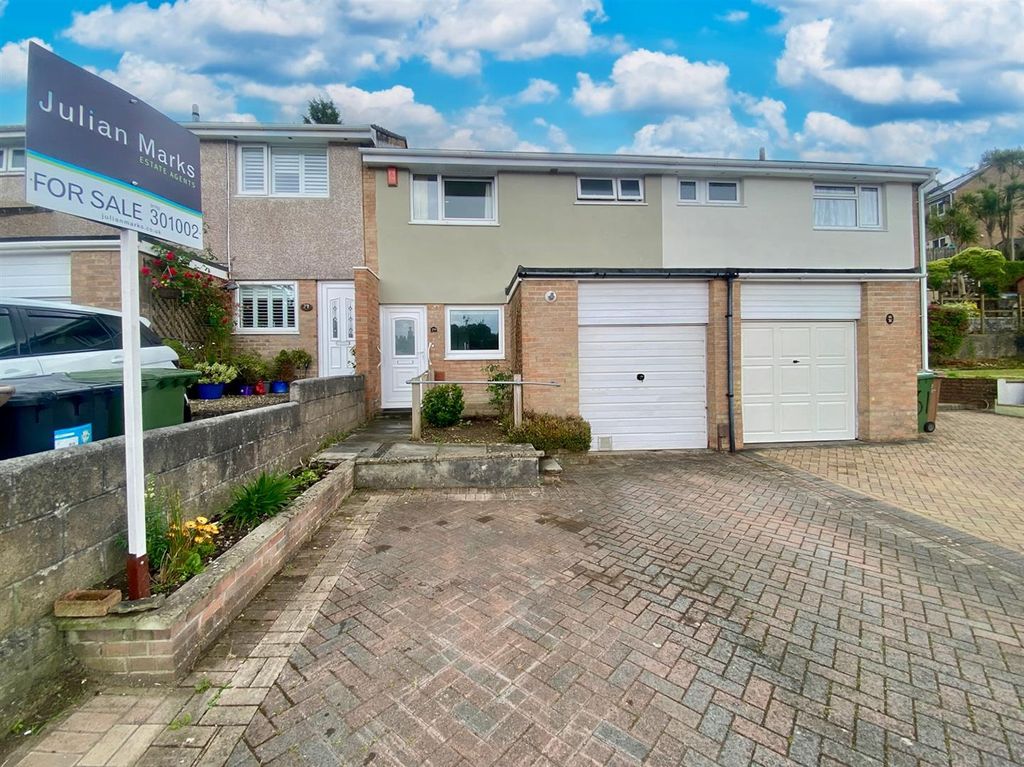 Property photo 1 of 18 Edwards Close