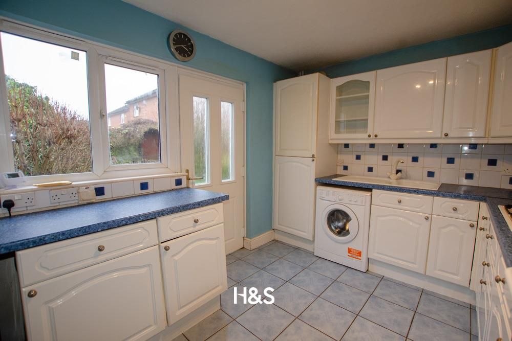 Property photo 3 of 7 34 The Vineries - Kitchen.Jpg