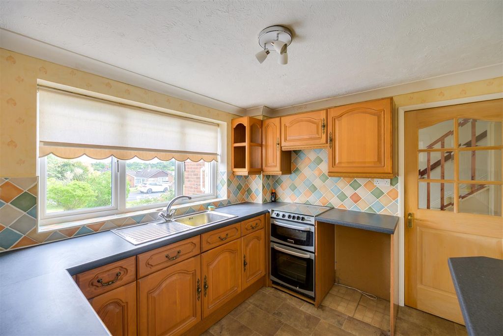Property photo 3 of 21 Kitchen
