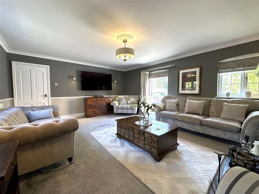 Property photo 2 of 28 Large Lounge 262