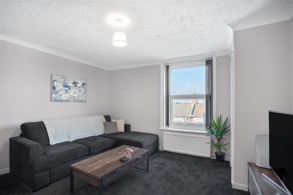 Property photo 2 of 16 15Maryroasecourt-08896.Jpg