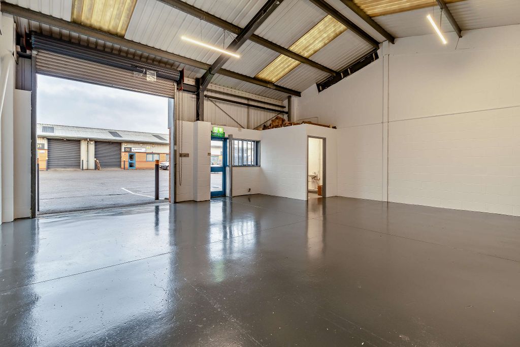 Property photo 3 of 6 8580619-Interior05-800