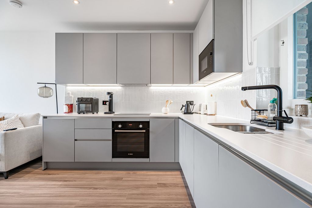 Property photo 3 of 17 Kitchen