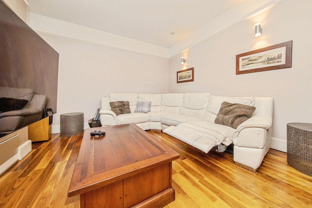 Property photo 2 of 27