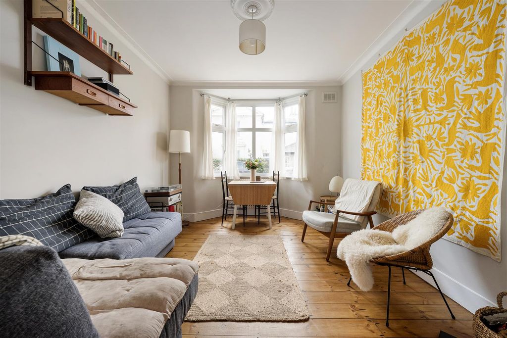 Property photo 2 of 28 Bishops Close, E17