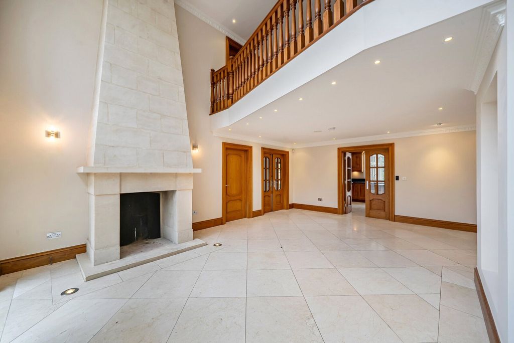 Property photo 2 of 25 Entrance Hall