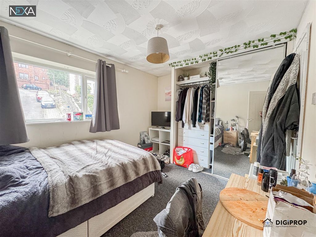 Property photo 2 of 14 Bright Bedroom With Large Window And Double Bed...