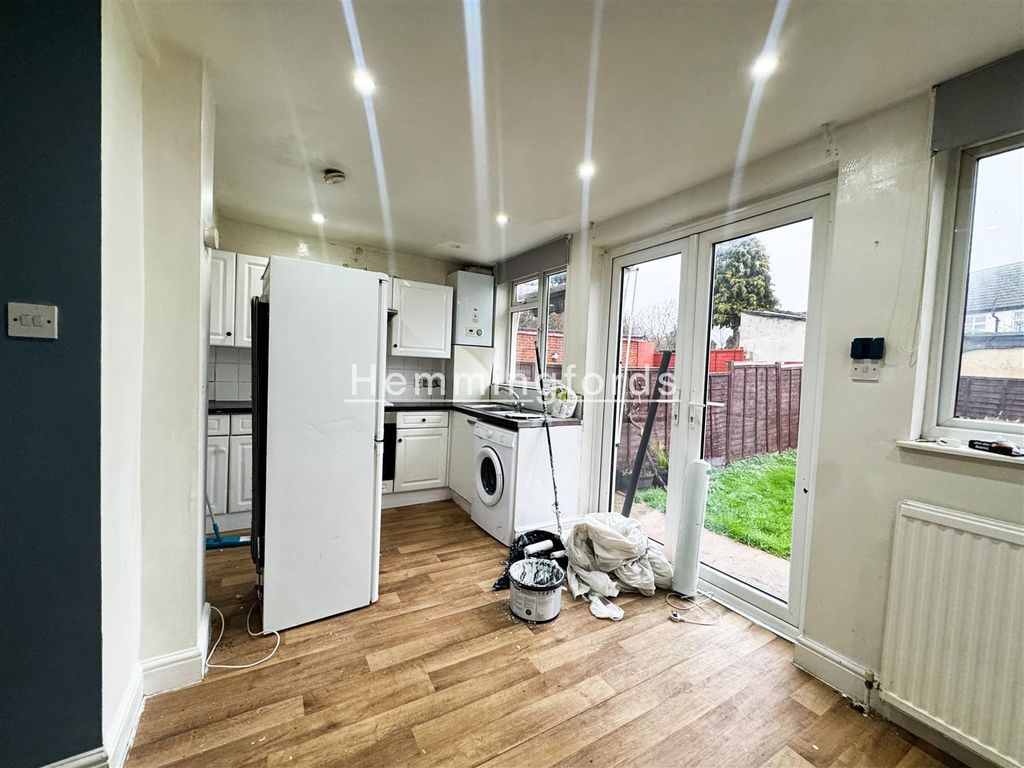 Property photo 3 of 8 Loreen_2-07.Jpg