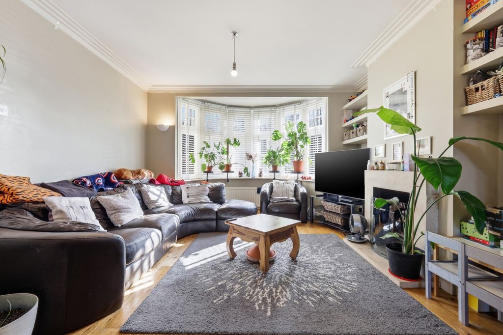 Property photo 3 of 17 Living Room