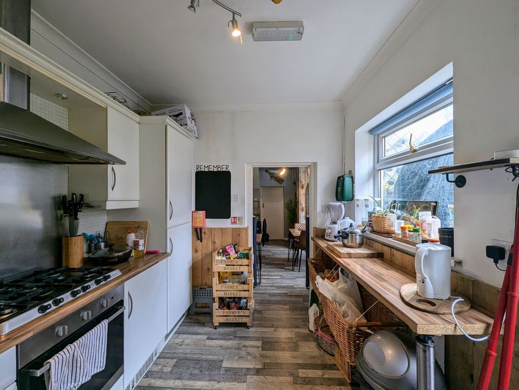 Property photo 3 of 11 Kitchen