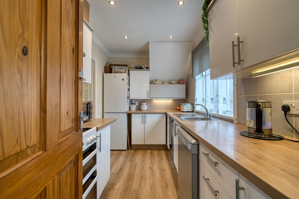 Property photo 3 of 12 Kitchen