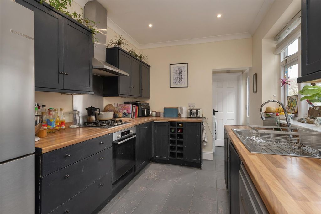 Property photo 3 of 16 Nelson Road, Whitstable