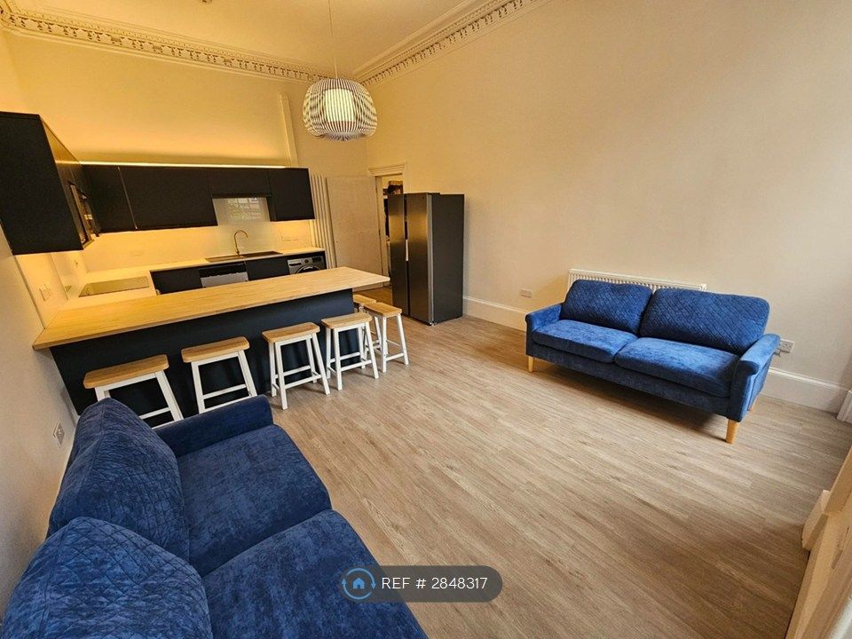 Property photo 3 of 8 Kitchen Lounge