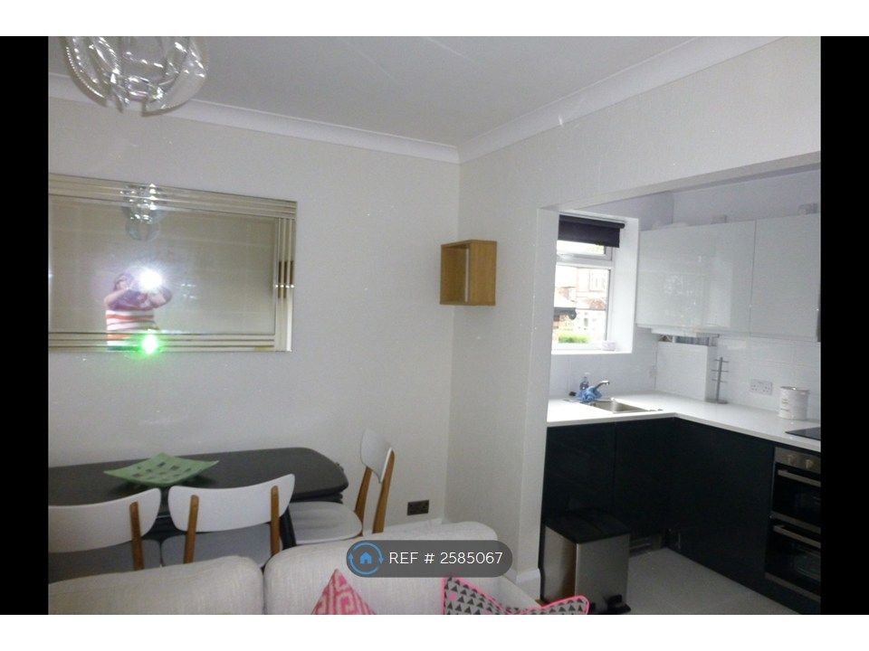 Property photo 3 of 11 Dining &amp; Kitchen