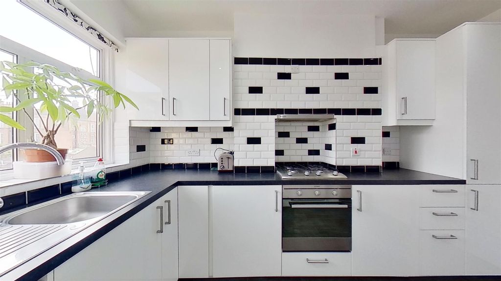 Property photo 3 of 7 Garratt-Lane-Earlsfield-Sw18-09242022_123054.Jpg