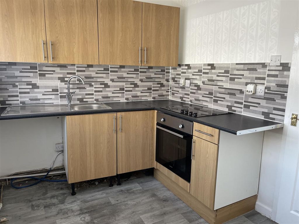 Property photo 2 of 11 Kitchen