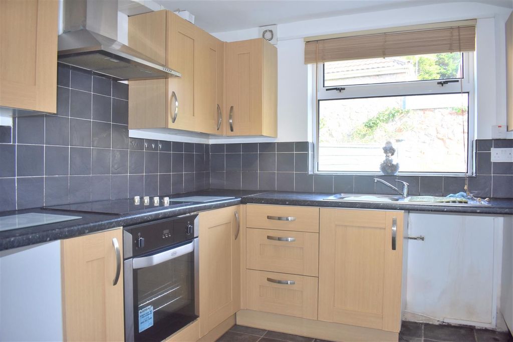 Property photo 3 of 8 Kitchen